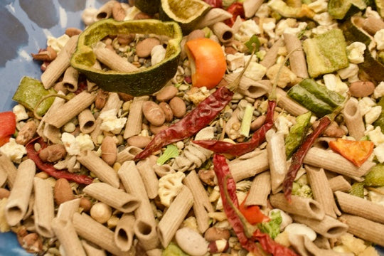 Dinner Bowl: Medium and Large size Parrots. Treats for Birds and Parrots